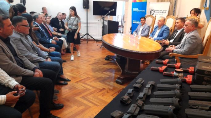 Entregaron 12 armas de letalidad reducida a miembros de la Guardia local