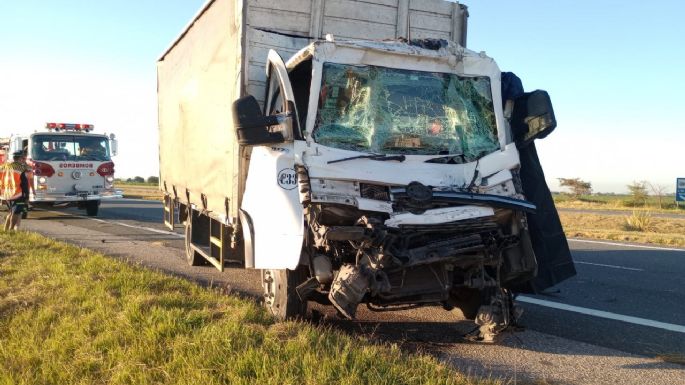 Accidente fatal en la autopista: murió un camionero tras chocar por detrás a otro camión