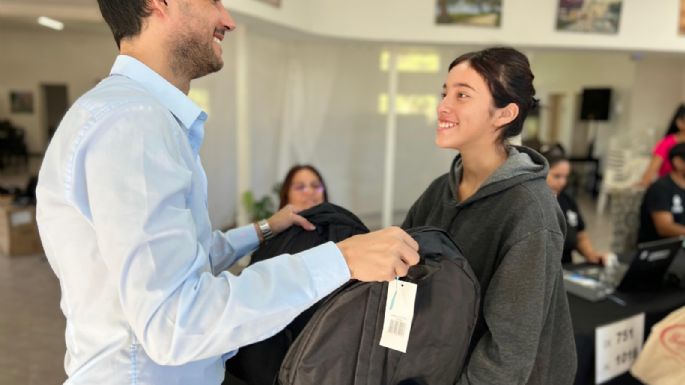 Se realizó la entrega de kits escolares en el parque de Villa Nueva