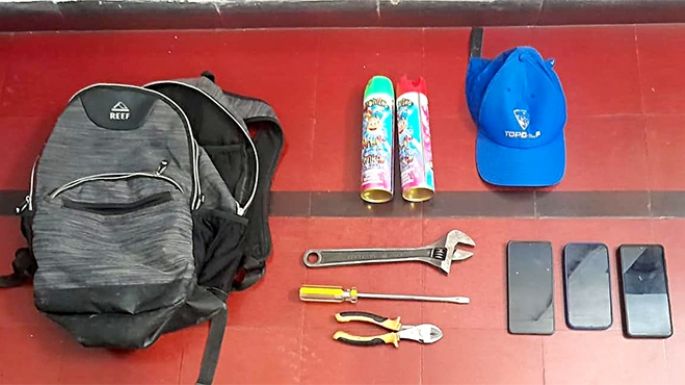 Con espuma en aerosol tapaban las cámaras de videovigilancia