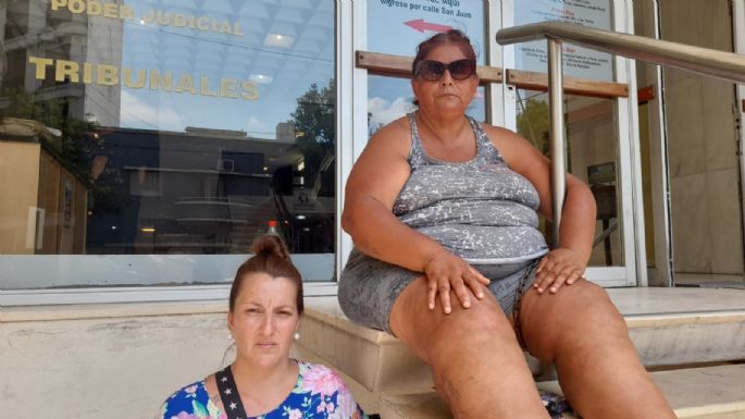 Se encadenó en Tribunales para pedir que trasladen a su hijo a la cárcel local