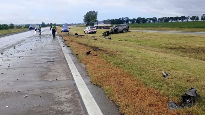 Se despistó y chocó de frente con un colectivo
