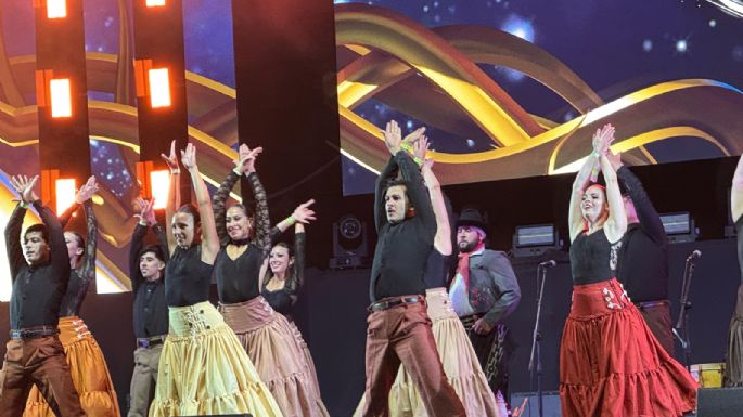 El conductor Leo Roganti dio la bienvenida al público del Festival