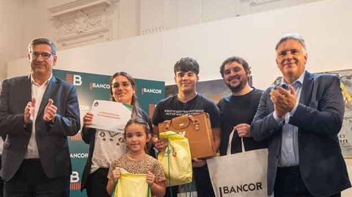 Llaryora entregó el hipotecario mil