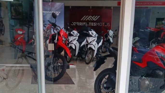 Destrozaron la puerta de  vidrio y robaron dos rodados