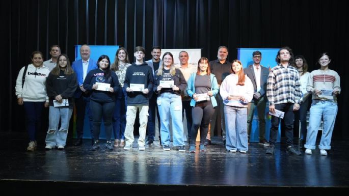 Entregaron más de 90 tarjetas a jóvenes del "Programa Primer Paso"