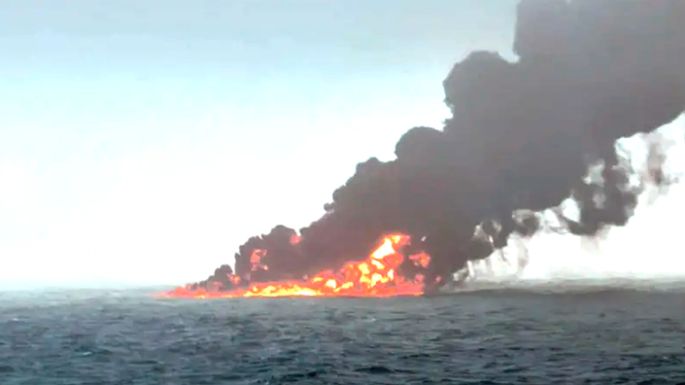 Chocaron un carguero con cianuro  de sodio y un buque petrolero