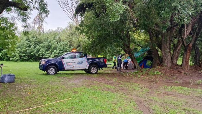 Desalojaron a personas instaladas en dos carpas en Barrancas del Río