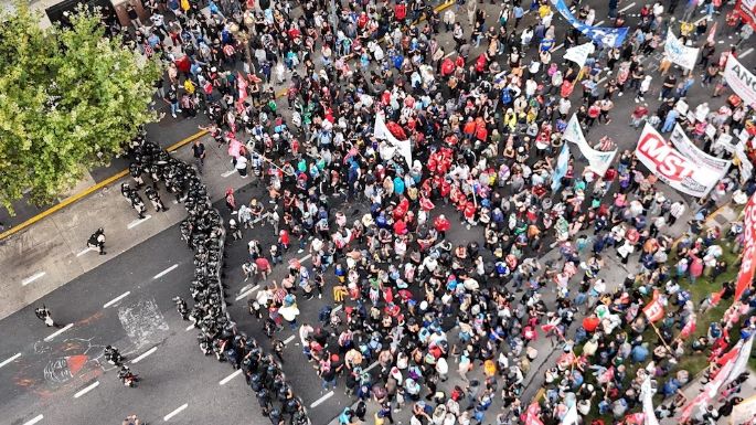 Tensión e incidentes en la marcha de jubilados frente al Congreso