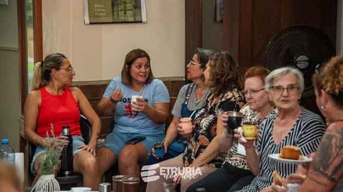 Mates con yuyitos e historias