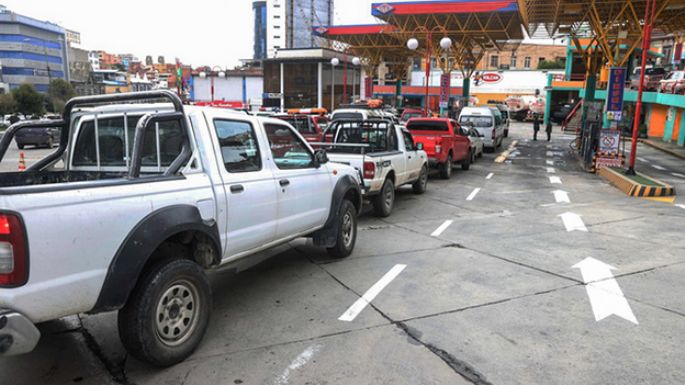Transportistas amenazan con una huelga por crisis de combustible
