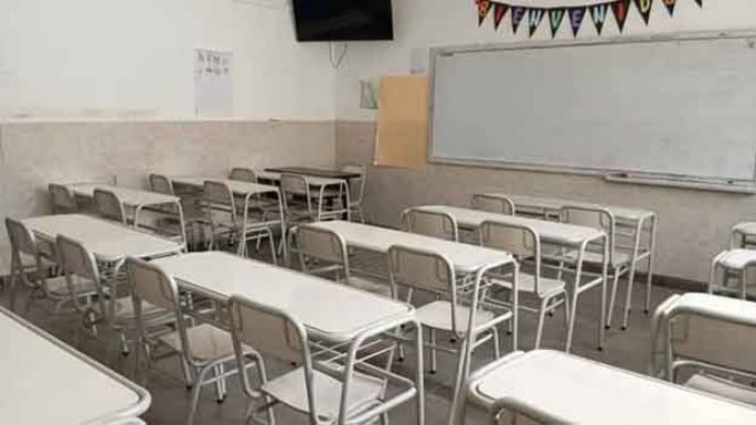 Aula con sillas y bancos nuevos