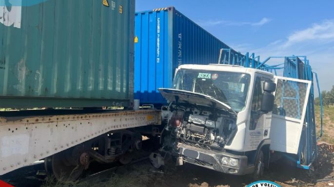 Un tren embistió a un camión en el cruce de la Fábrica Militar