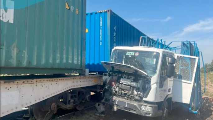 Un tren embistió a un camión