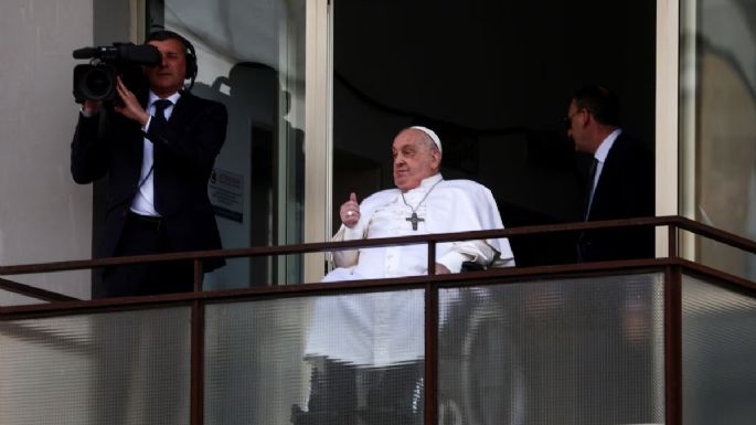 El papa Francisco apareció en público tras ser dado de alta
