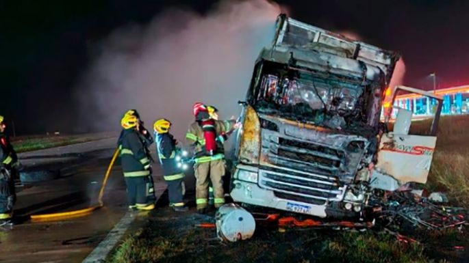 El fuego consumió un camión cargado