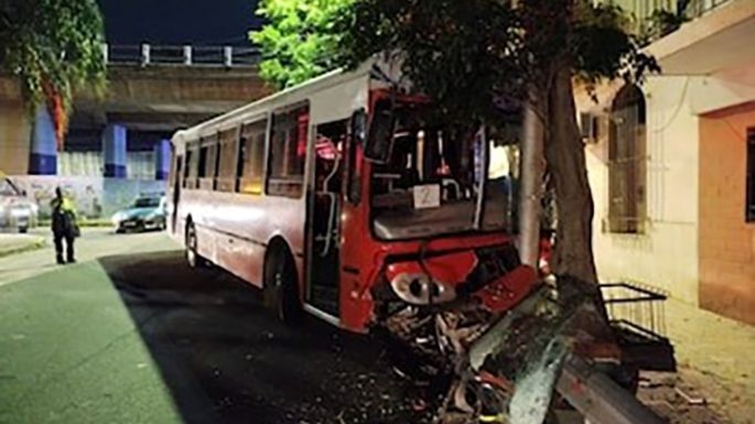 Un micro se quedó sin frenos y  chocó varios autos: 35 heridos
