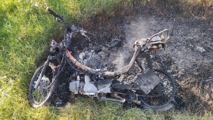 Lo golpearon y le quemaron la moto