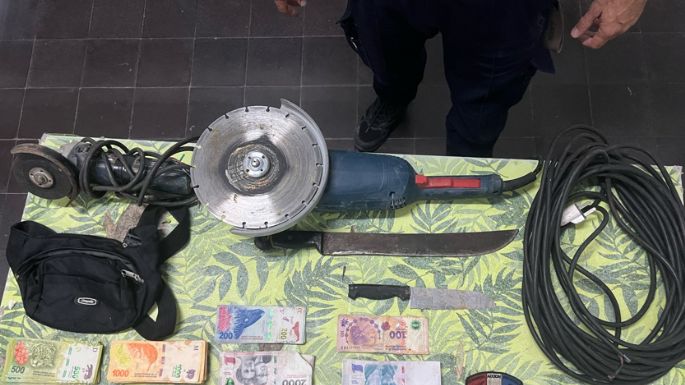 Tras robar a una vecina, se atrincheró, amenazó a su padre y fue reducido con un arma disuasiva