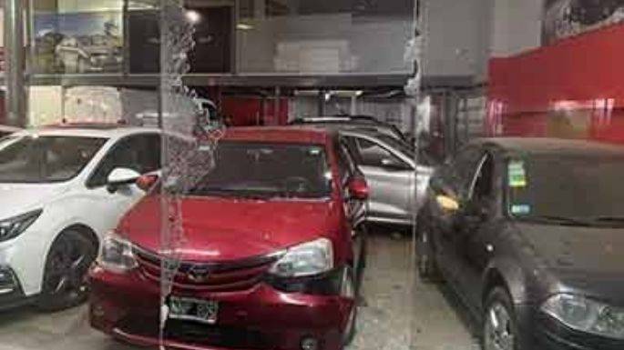 Dos menores rompieron el vidrio y robaron en una concesionaria