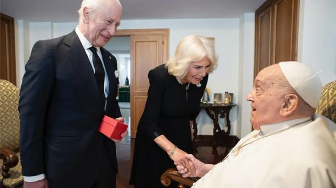 El Papa Francisco se mostró sin oxígeno junto a Carlos III