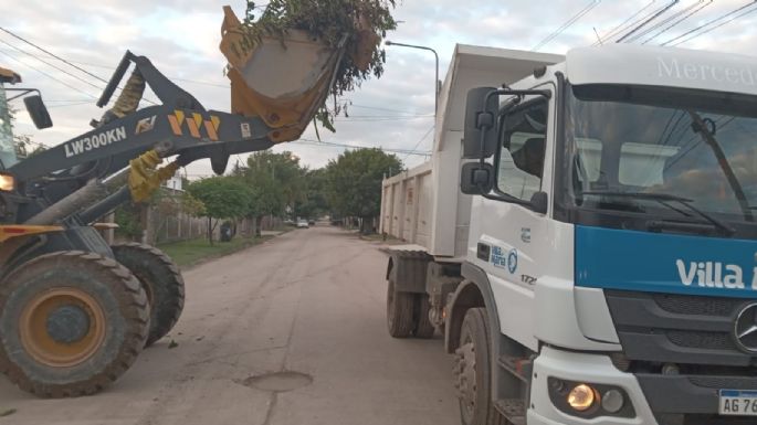 Retiran restos de poda y escombros en tres barrios