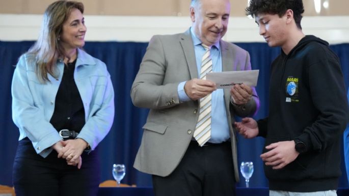 Dieron becas de apoyo a universitarios