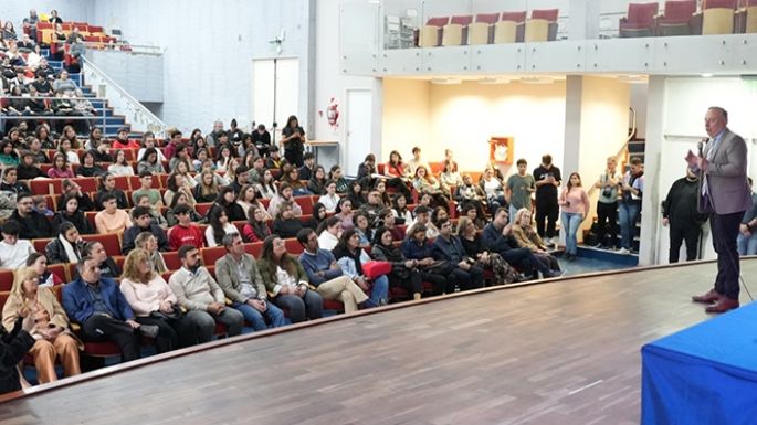 Entregaron 300 becas para estudiantes universitarios