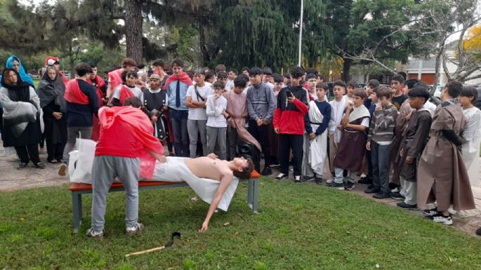 El secundario de la Diócesis realizó el Vía Crucis