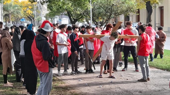 El secundario de la Diócesis realizó el Vía Crucis