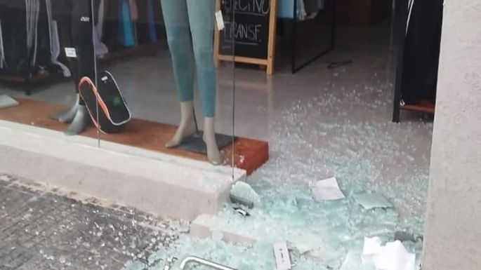 Destrozaron la puerta de un local para robar indumentaria