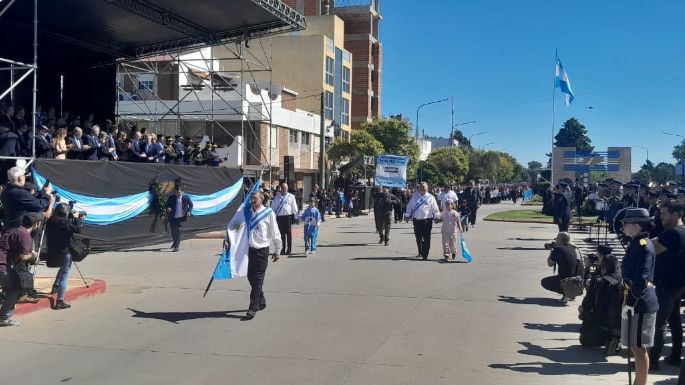 Instituciones y organizaciones desfilaron en homenaje a los héroes