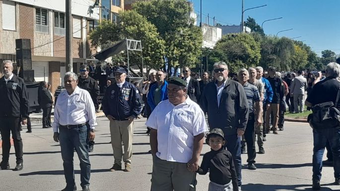 Instituciones y organizaciones desfilaron en homenaje a los héroes