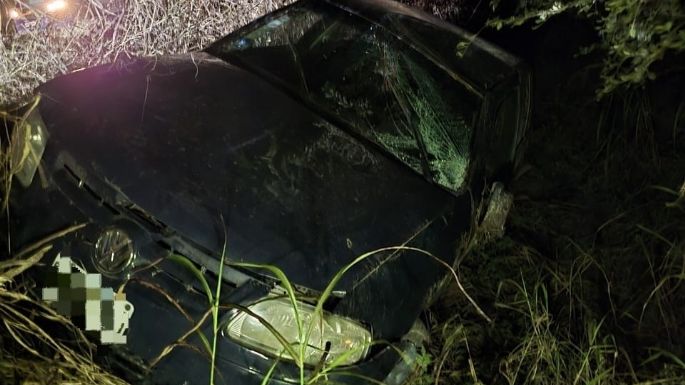 Una mujer tuvo varios traumatismos al volcar un auto