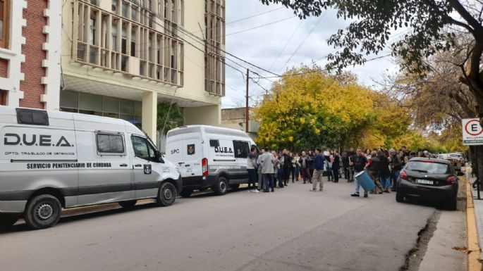 Trabajadores judiciales cortaron la calle frente a Tribunales