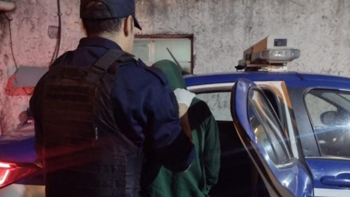 Dos jóvenes arrojaron piedras a policías y fueron detenidos