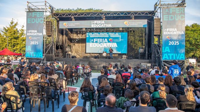 Felipe Pigna disertó sobre historia argentina ante cientos de jóvenes