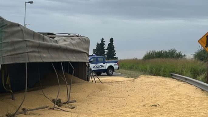 Volcó un camión con cereales en la ruta C45