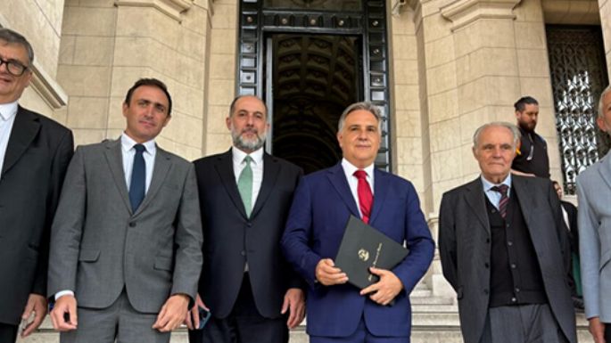 Reclamo de Llaryora ante la Corte por los fondos adeudados a la Caja de Jubilaciones