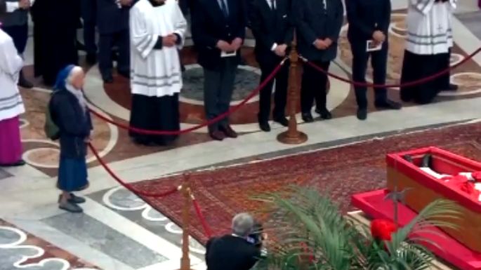Una monja se salteó el protocolo para despedir entre lágrimas a Francisco