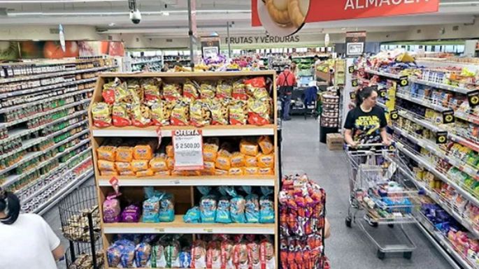 Las ventas en supermercados bajan mes a mes  y la actividad industrial se contrajo en marzo