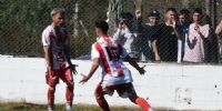 Alumni, que hizo figura al arquero Tricolor en el primer tiempo, venció por 1-0 a Alem en la Leonera , gracias al gol de Valentín Giraudo (foto), sobre el cierre del clásico