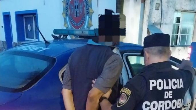 Rompió una ventana para robar dinero y un celular