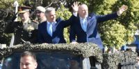 Desde un camión del Ejército, Accastello y Llaryora saludaron a los vecinos