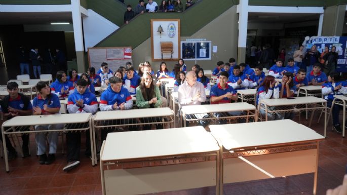 Entregaron mobiliario para dos aulas del Nacional