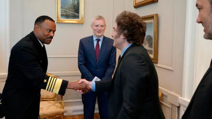 Milei recibió con honores al jefe del Comando Sur de EE. UU.