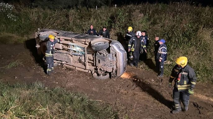 Despiste y vuelco en uno de los accesos a la ciudad