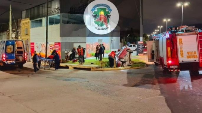 Perdió el control de su auto y cayó en un desagüe