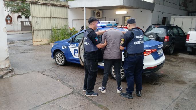 Dos jóvenes tras las rejas