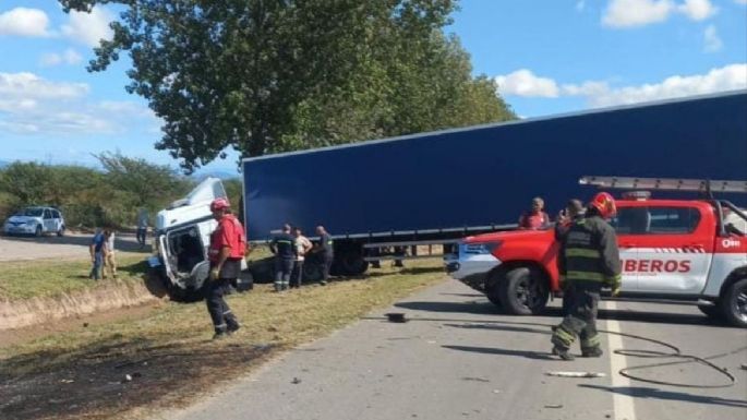 Se cruzó de carril, chocó con un camión y el coche se incendió: murió calcinado